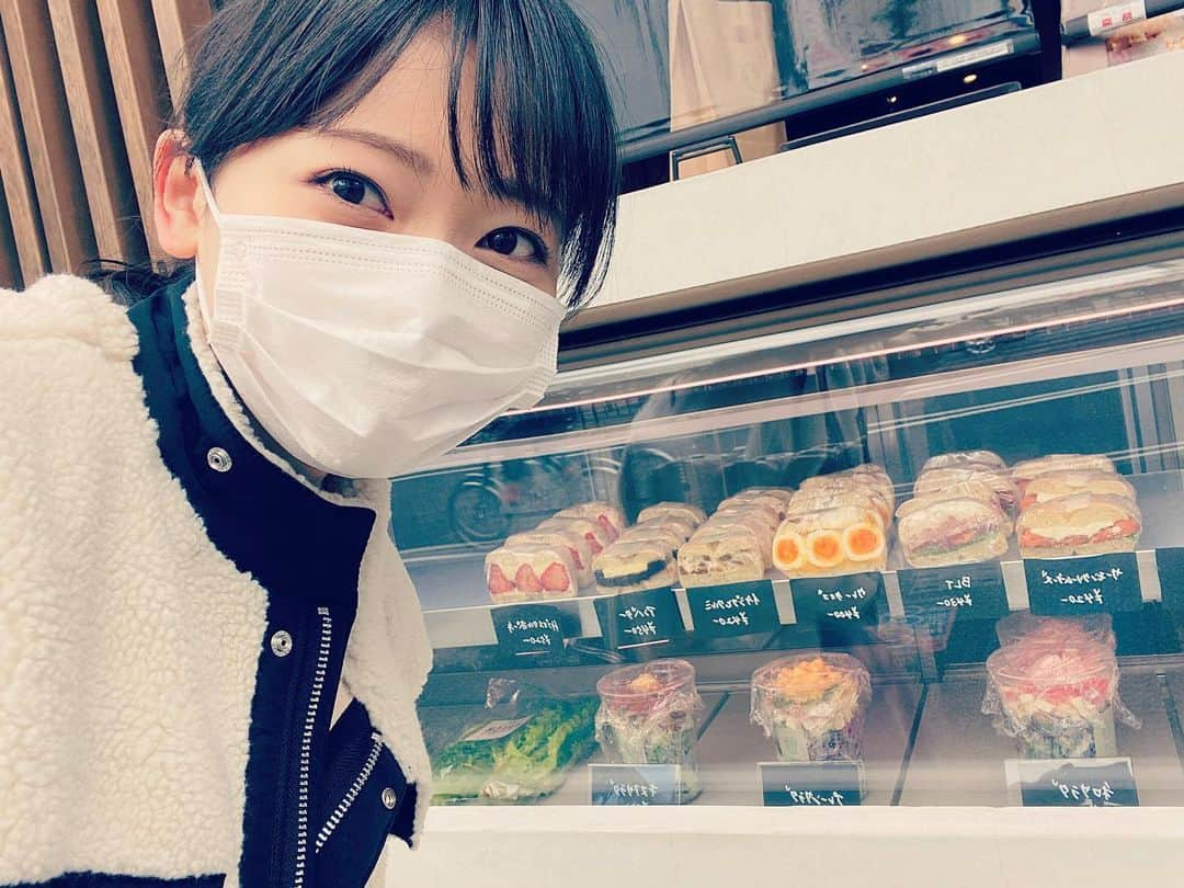 南雲穂波さんのインスタグラム写真 - (南雲穂波Instagram)「ベーグルサンド🥯 イチゴマスカルポーネとジンジャーポーク🍓🐖 ・ モコモコアウターはテレビで見かけて一目惚れしてこの時期に新しく買ってしまいました、大きめ. 風の強い今日みたいな日には暖かくて良かったです☻ ・ #vegetricot #ベジトリコ #パンシェルジュ南雲 #メーテレ #アナウンサー #メーテレアナウンサー #名古屋テレビ #名古屋 #nagoya #南雲穂波 コート#todayful」2月23日 18時22分 - honami_nagumo_nbn