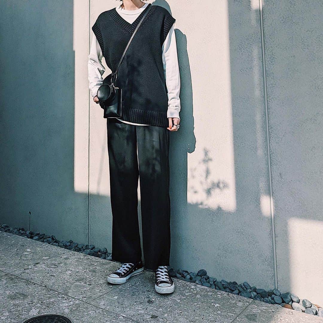 maai0528のインスタグラム：「〻👩🏻‍🦱🐕‍🦺📓🖤 BLACK‥♠️ ちょーらくちんパンツ。 ↑  @uniqlo  ． 178cmの私が穿いても 全然丈大丈夫だった〜 だって 丈長めゲットしたのw ． 本当にラクすぎるから かなりオススメ‼︎ ． ． #きれリア #サテンパンツ #サテンリラックスストレートパンツ  #uniqloginza2021ss  #ユニクロ21春夏何買った」