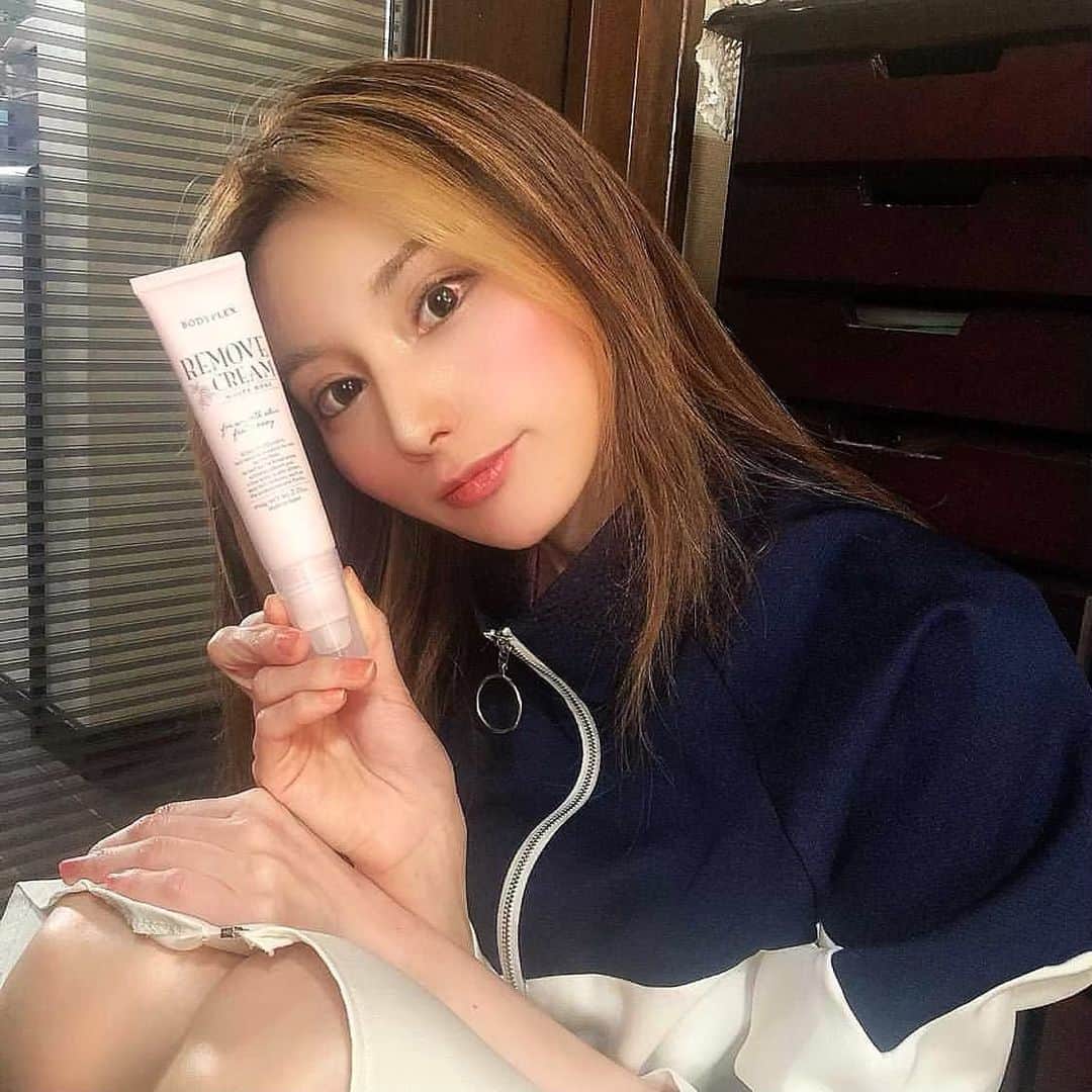 まさき沙耶のインスタグラム：「生活が地味すぎてまだ花粉の影響を受けていないという奇跡、、お知らせ投稿失礼します🌸 また作ったものなども載せていこうと思うので、引き続きよろしくお願いします🖤  今コロナ禍でなかなか脱毛サロンに行けない皆さまにも、 自宅でしっかり除毛できちゃって、容器もかわいいクリームをシェアです🤍  1番のポイントは、ヘラ一体型チューブで、細かい部分までしっかりクリームが塗れること✨  ホワイトローズの香りで浴室などでも嫌なニオイがせず、ストレスにならない✌️🎀 19種の保湿成分配合、パラベン・エタノールフリーでデリケートゾーンのお手入れにも使える💚！！  私は父の手を借りて、指毛を綺麗にしちゃいました😂 つるつるです笑  #リムーヴクリーム @bodyplex_official 👈こちらから💖  #bodyplex #リムーヴクリーム #脱毛 #除毛 #デリケートゾーン #デリケートゾーンケア #ビキニライン #VIO除毛 #PR #美活 #美容  #美容品レポ #お風呂タイム🛁」