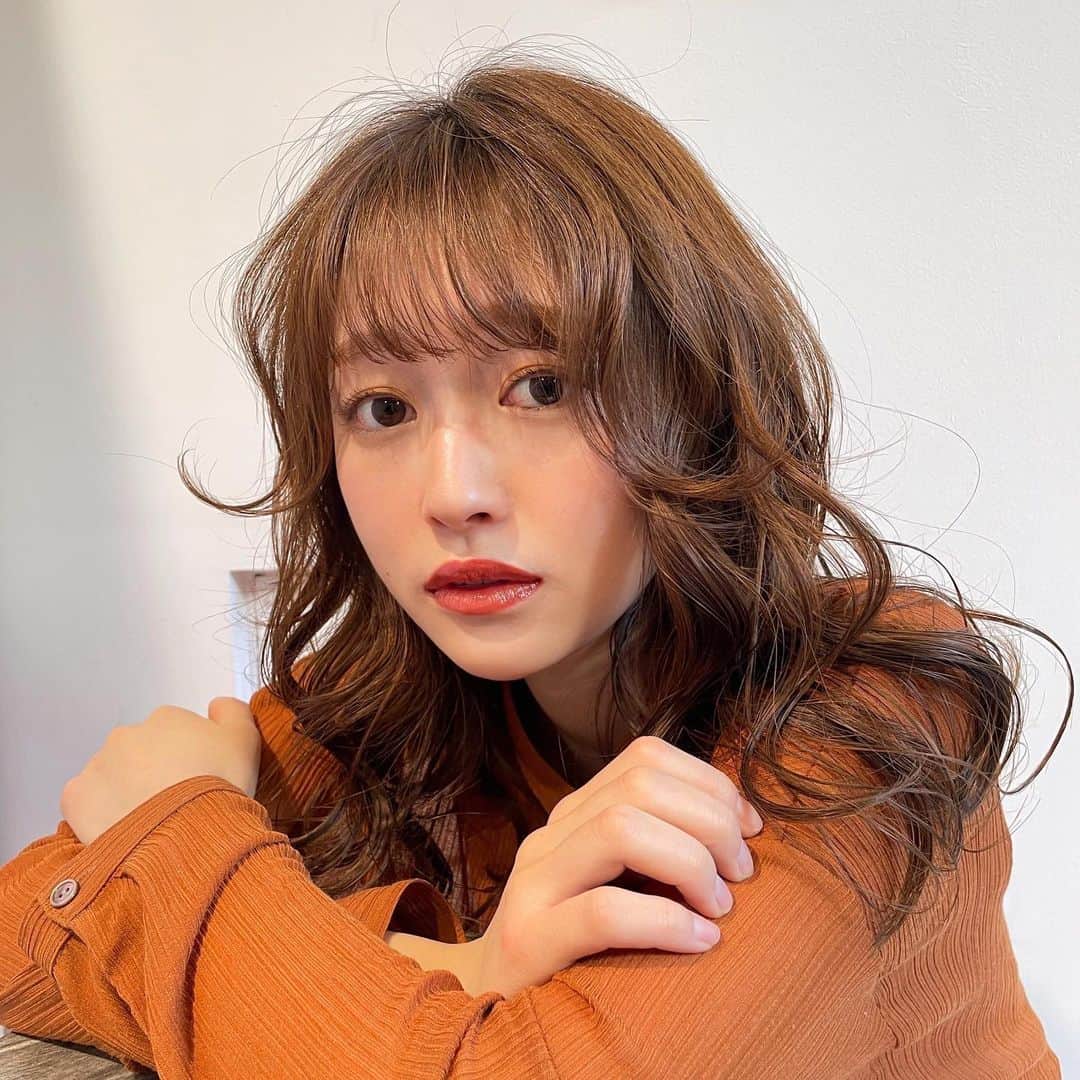 KAWABENIKIのインスタグラム：「黄色のシャドウとSHIROのリップ最強🥺  #春カラー#ベージュカラー#サロンモデル#サロモ#女子大生#立教大学#立教#くびれヘア #ロングヘア#ミディアム#ロング#ミディアムヘア#波巻き #波ウェーブ」