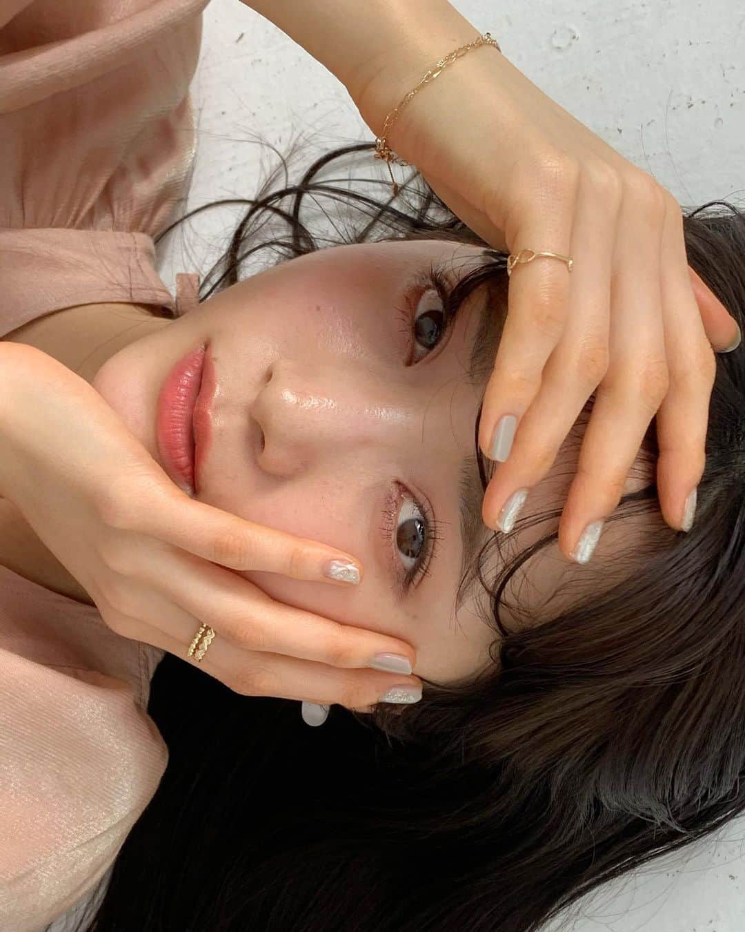 佐藤優津季のインスタグラム：「お家ネイルな話🍒 これジェルじゃなくマニキュアなんだよー自分でもやってみよう😳💎  (3/24配信です♡)」