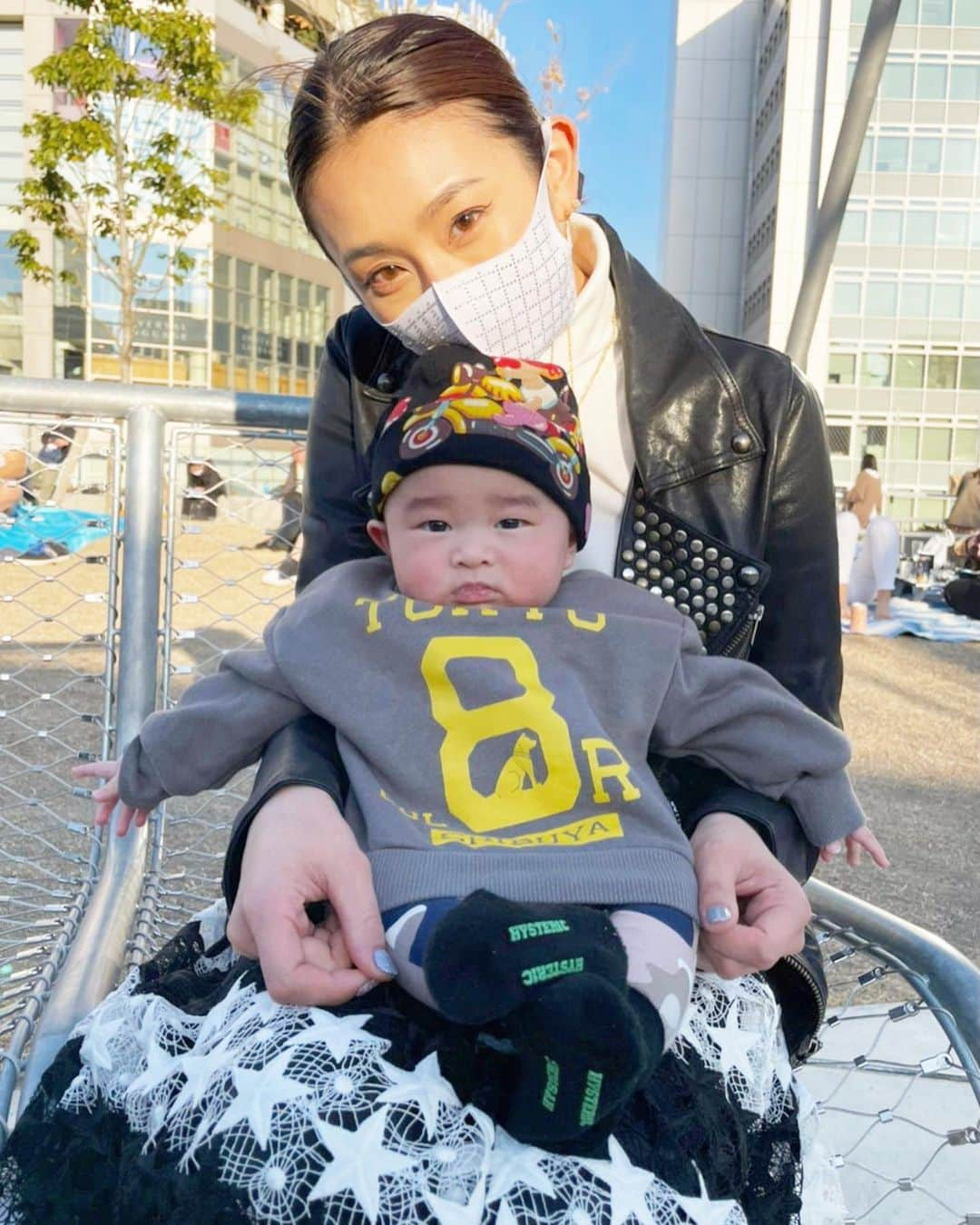 DJ JUICYのインスタグラム：「宮下パークにやっと行って来ました😃 👶🏻SHIBUYAの服着て😆💛  この服は、岡山で買ったけどね😂笑  暖かくなって嬉しいけど...  花粉症が、、、まじヤバイ😭😭😭  目、鼻、喉、顔、頭皮、  痒い痒い痒い😖😖😖😖　今日一日で100回くらいクシャミした🤧🤧🤧  あ、、、助けて😢🙏🙏🙏🙏  #花粉症 #子供の頃から花粉症 #つらみ #息子#生後5ヶ月#渋谷#shibuya#fashion」