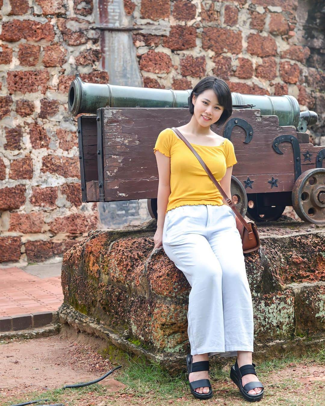 sunaのインスタグラム：「Afamosa in Melaka♡  元ポルトガル時代に建てられた要塞らしく、 今でも遺跡が残っていました。  ちょっと大変だったんだけど、頑張っててっぺんまで登ったよ。ちょっとした山登り気分🏔  遺跡の中にはおじさん（シンガーソングライター？）がいて、 が歌を歌ってた。遺跡は何が書いてあるのかさっぱり🤦‍♀️  #tabijyomap_japan#タビジョ #ハヤリタビ#funtotrip#旅工房  #旅#旅ジェニック #タビジョと繋がりたい #おうちで旅行気分#tabippo#旅工房#tabichill#ここにitta#タビジェニ #海外旅行#海外旅行好きと繋がりたい#女子旅#anaタビキブン #knt感旅#クアラルンプール#travel_channel#travelphotography#旅行好きな人と繋がりたい #海外旅行好きな人と繋がりたい#joytb#rakutentravel#私と世界遺産#海外旅行のstw#malaysia」