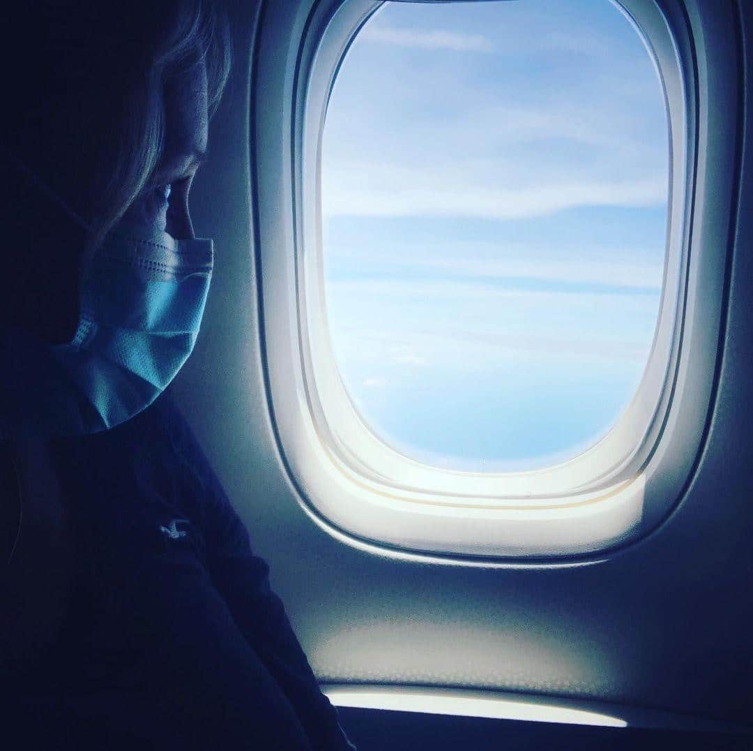 エールフランスのインスタグラム：「Une fenêtre ouverte sur le monde 🌍 A window on the world 🌍  Through the lense of @ladybird.is.flying 📸  #AirFrance #Travel #Plane #literature #book」