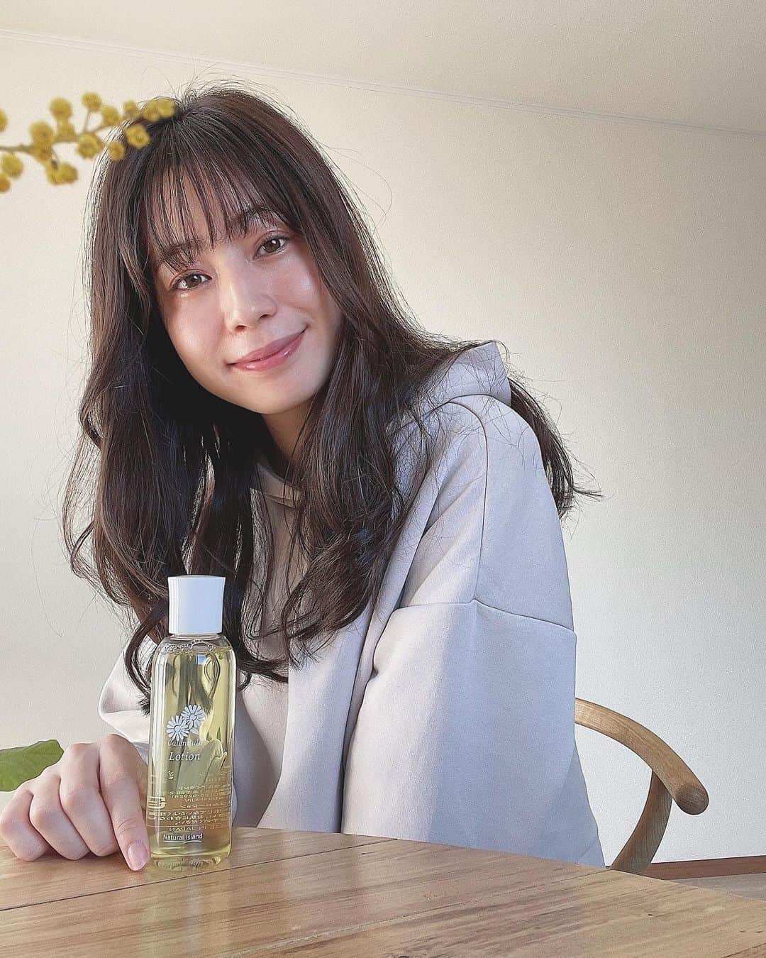 伊藤沙織のインスタグラム：「北海道で育てたカレンデュラのローション🧴使用して翌日、肌がなめらかになった事を実感できて驚き🥺💕乾燥した肌もしっとり保湿してくれるのにベタつかず、やさしく肌に馴染んでくれます🌼花粉やホルモン周期、乾燥対策にぴったり🙌 抗酸化力・美肌効果抜群の"カレンデュラ発酵エキス"配合で、くすみやシワにも効果的とのこと✨オススメは、ローション+オイルで潤いケアすると、ゴワつき肌が柔らかくなります☺️  #ナチュラルアイランド #カレンデュラ #スキンケア #手づみした花びらから作ったローション #pr @naturalisland_official」