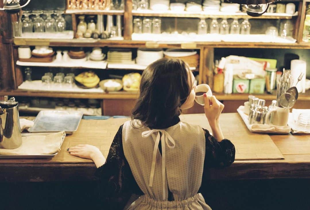 LEBECCA boutique Vintageのインスタグラム：「.﻿ coming soon ☕️﻿ ﻿ 首の後ろに配置されたリボンをきゅっと結ぶことで、後ろ姿まで抜かりなく、愛らしいスタイリングを楽しめる一着です。 ﻿ ﻿ ﻿ model @je_suis_ohana  photo @take1official  ﻿ ﻿  #老舗喫茶とワンピース #さぼうる﻿ #LEBECCAboutique﻿ #エルアンド」