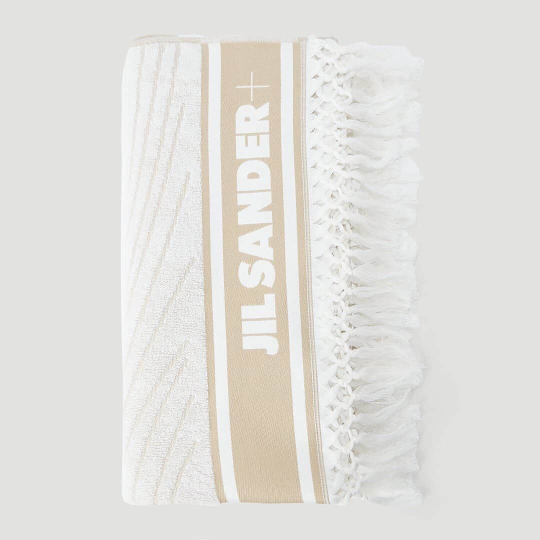 エルエヌシーシーのインスタグラム：「Blending luxury, comfort and design Jil Sander+ offers a curated collection of elevated pieces. The Jil Sander+ Beach Towel is live. @jilsander」