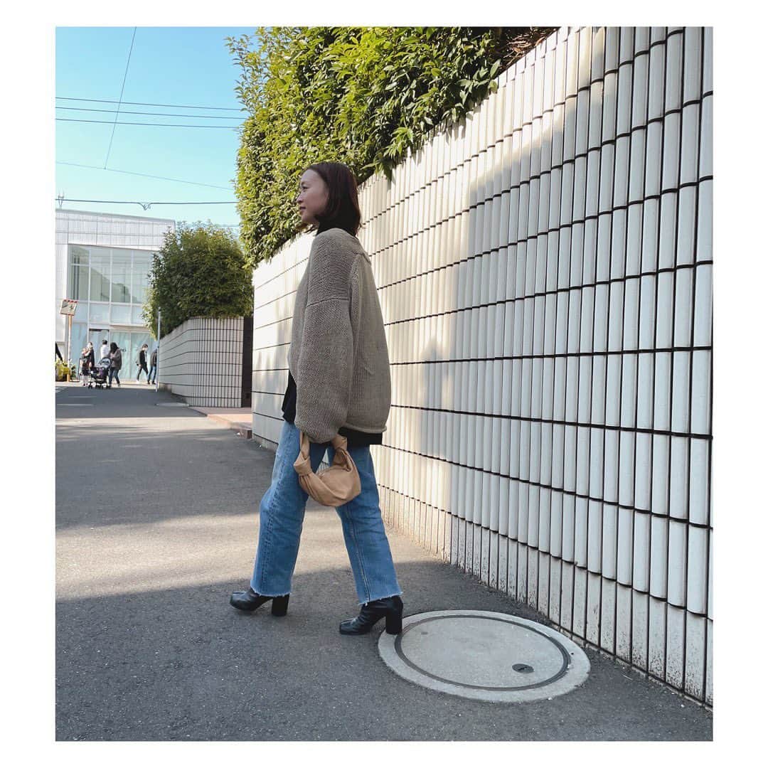 野尻美穂のインスタグラム：「春ですねぇ🌸 デニムが気分☺️ 2枚目は横でじーっと見てる👧🏻  ニットはオーダーしてたのが届いた @todayful_  デニムは作った @bonum.jp  BAG @newbottega  SHOES @maisonmargiela  NECKLACE @hermes」