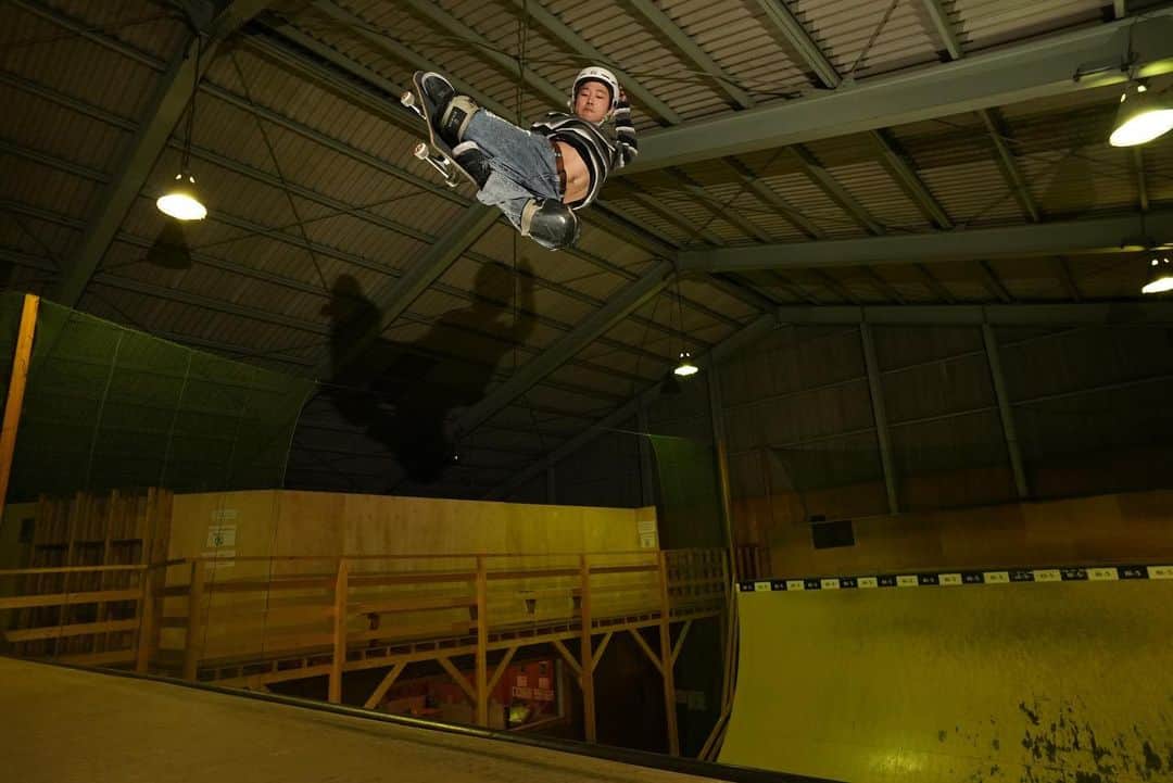 笹岡建介のインスタグラム：「1or2❓😊 Sexy Air🐟  @mktaxi.jp @dcshoes_japan @dorcus_tbs @bern_japan @stance_japan @skullcandyjapan @independenttrucks @rictawheels @minirampsteez @vertskateboarding  #mktaxi#dcshoesjapan #dcshoes #skullcandyjapan #bells #independenttrucks #triforce_k #hi_5 #dorcus_tbs #6556skateboarding #divisio#fivecrossskatepark #showgekiskateboards #13mind#bern#bernjapan#make___#skate#skateboard #instagood #skatecrunch #skatecrunchmag #minirampsteez #vertskateboarding #instalike #japan#nagoya」