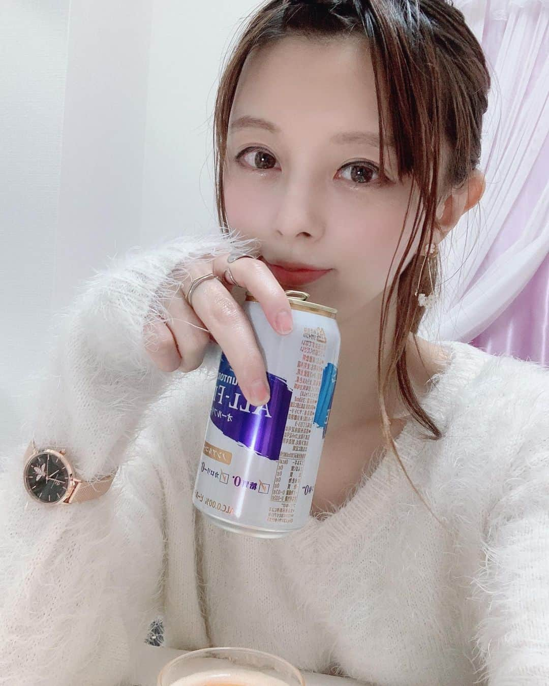 satomiさんのインスタグラム写真 - (satomiInstagram)「飲みたい気分でした🍺 でも明日はお仕事だからノンアルに😌 おすすめのおつまみがあったら知りたいです(〃▽〃)♡  ・ 今日は大好きなブランドの時計を新調したので つけてみました✨✨ ______________________________ ・ 時計⌚️→(@4bwatches_japan) クーポンコード【saatobo15】で10%OFF💕 (クーポン期限は本日より1年間) ・ ______________________________ ・  #ノンアルビールで乾杯🍺 #4bwatches  #腕時計  #時計  #blackbybluebrave @kasseika_brewery #ビール #ノンアルビール #オールフリー #宅飲み #飲みたい気分 #おつまみ #唐揚げ食べたい #食事制限　辛い #お酒のおつまみ #リモート飲み #サントリー #チューハイ #お酒を飲むと眠くなる #カクテル　も好き #ぐーたら生活」2月23日 18時39分 - saatoomii47