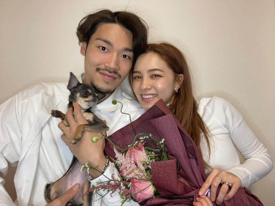 ステファニーのインスタグラム：「💐💞 みなさん、たくさんのメッセージありがとうございます！ 楽しい記念日になりました。 待ち合わせしたら、花束を抱えてました。 (やるぅ〜。) 私をイメージしてお花を選んだらしいんだけど、 お花選びにハマりそうみたいですw (触覚っぽいのはブリちゃんイメージらしいw) お食事もサプライズプレゼントもありがとう！！ いいですよ。結婚って。」