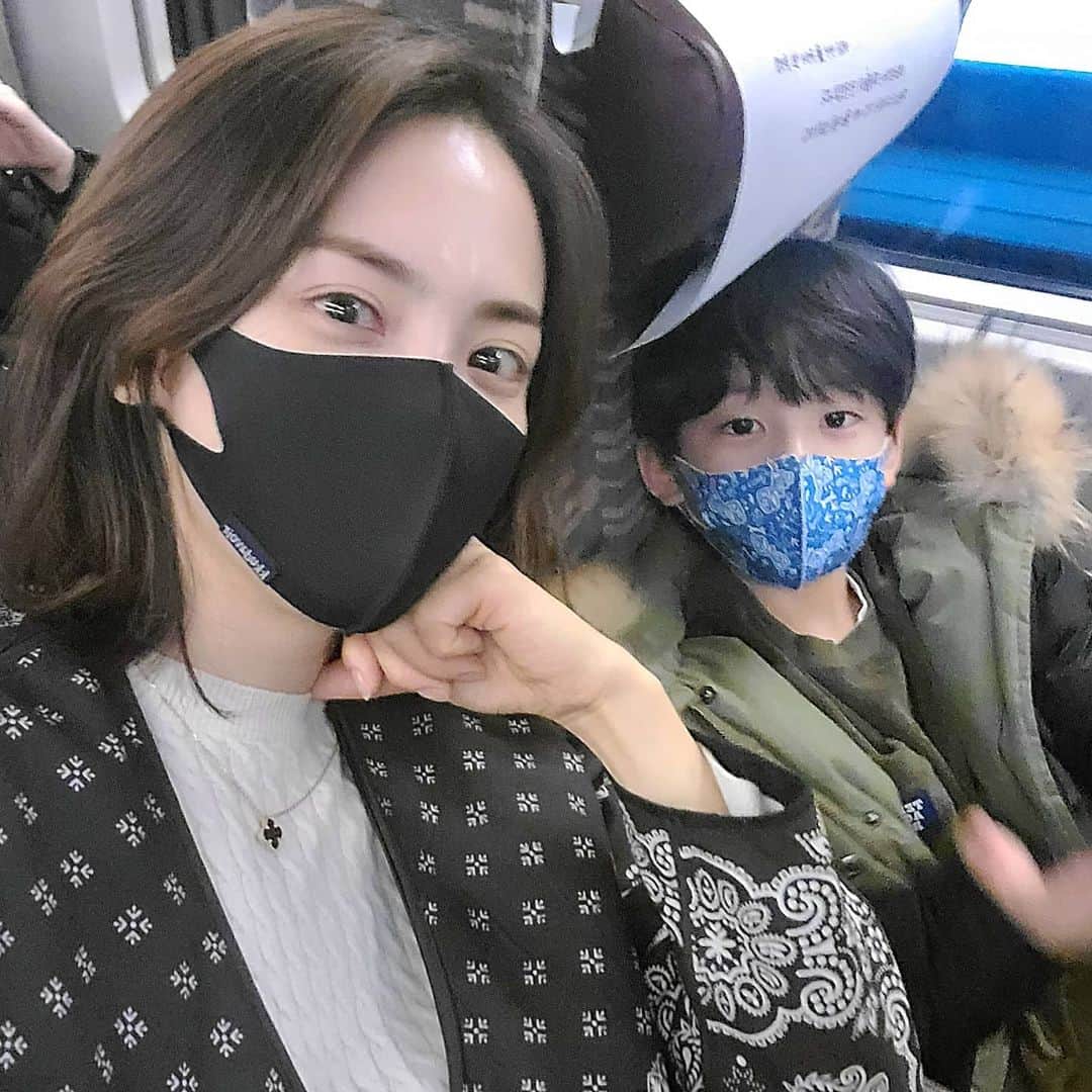 ユ・ハナのインスタグラム：「둘만의 1박 2일 집에 가는거지만,  둘이 보낸단 생각에 두근두근  오늘은 엄마 꼭 안고 잘 수 있겠단 얘기에 쿨한척 웃어 보였지만 내가 더 좋아 사실😍   집에오자마자 책읽어주고 닭싸움에 싸움놀이에 물한병들이키고  "다시하자!" 이 한마디에 수다캘럭시 털어넣고 다시 시작!  오늘 밤 10시 라방전까지 코피터지게 놀아주려구요.  동생한테 엄마까지 양보해야하는 첫째의 서러움 다 헤아려주진 못하겠지만..😭  투유님들, 인친님들 오늘 밤 10:00 pm 에 만나요오👋」