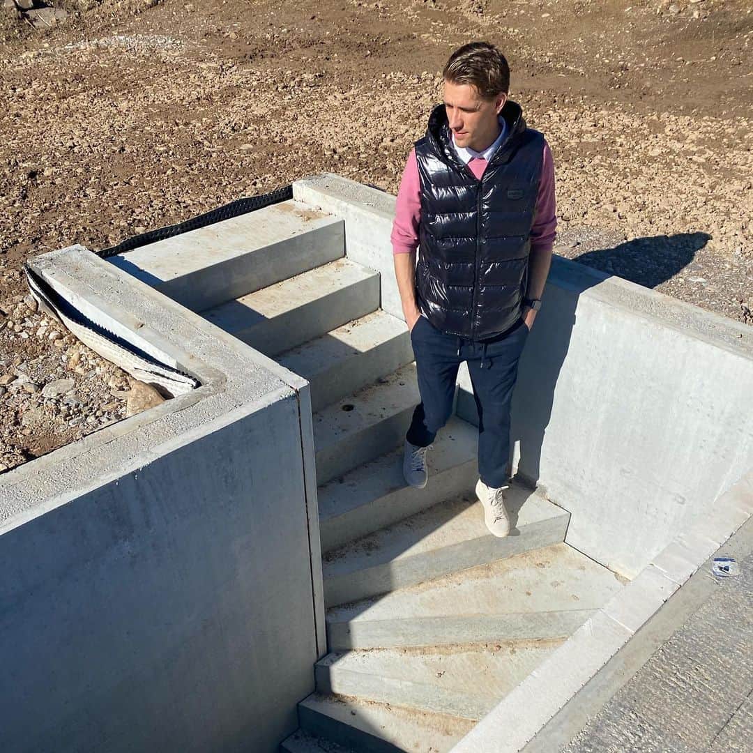 ニルス・ペテルセンのインスタグラム：「Mal schauen, ob die Jungs von @weberhaus noch Hilfe von jemandem mit 2 linken Händen im neuen #Keller gebrauchen können 👷🏼‍♂️🙄 // Anzeige」