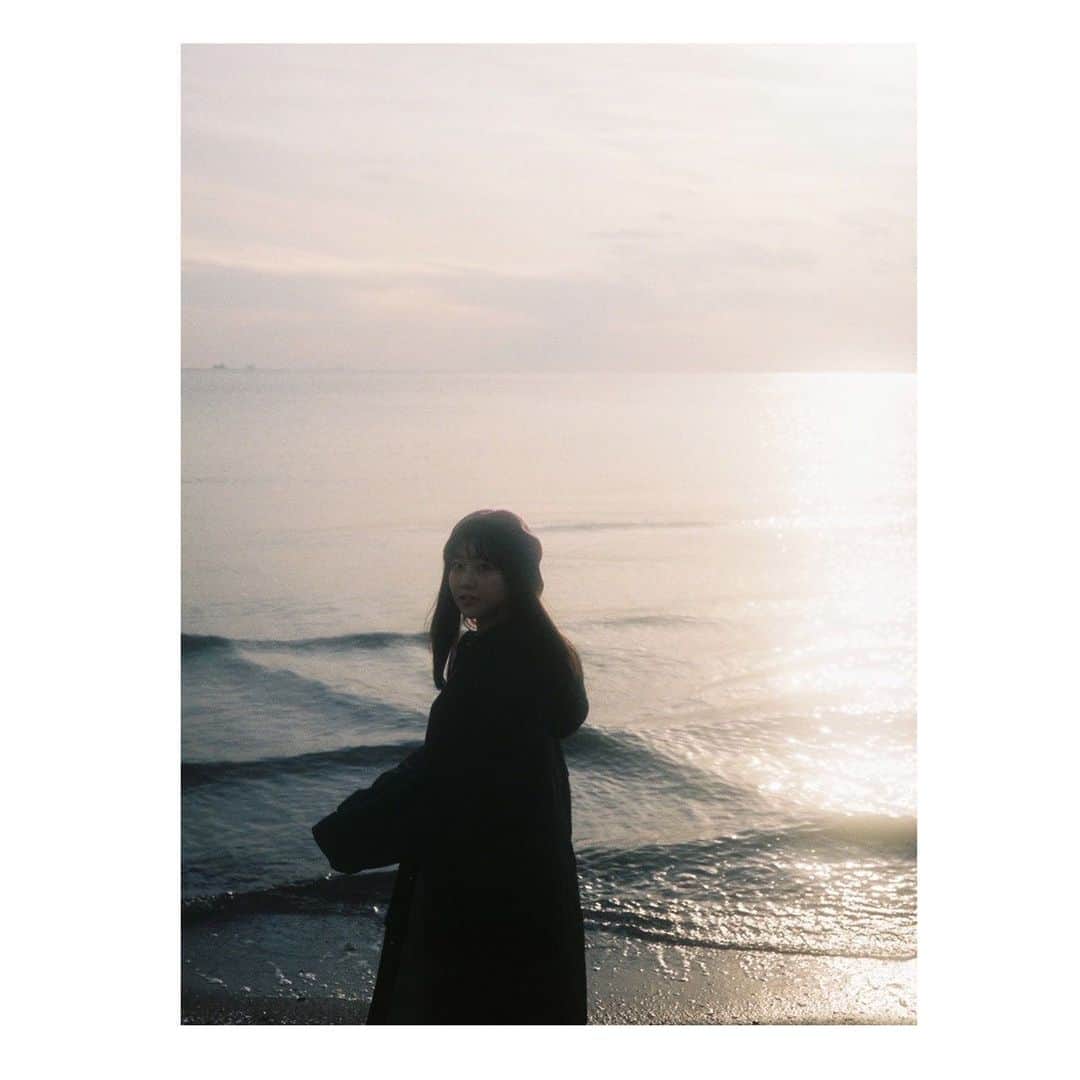 BmF【公式】さんのインスタグラム写真 - (BmF【公式】Instagram)「𓆡𓆜𓇼𓈒  IZAが撮ってくれた写真たち。 波の音が聞こえる気がする😶  そしてお知らせ🥰  2/28(日)24:30-25:25 OA. フジテレビ「Love music」の サキガケ！TikTokのコーナーに出演決定！  是非見てくださいね〜〜❤  #sakura #BmF #ビーマイナーエフ  #海 #sea #ocean #靡く髪  #photo #写真 #フィルムカメラ #camera」2月23日 18時52分 - bmf_twr