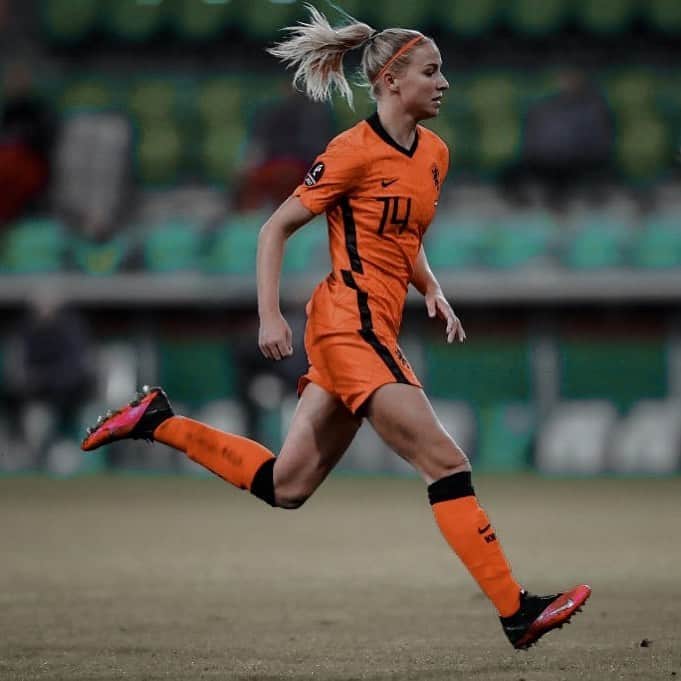 ジャッキー・グローネンのインスタグラム：「Gameday - 1 @oranjeleeuwinnen」
