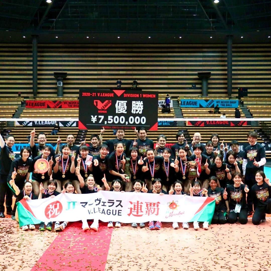 のインスタグラム：「2020/21  V LEAGUE DIVISION1  2連覇🏆  まず、コロナ禍で大変な状況の中試合を開催していただいたことに本当に感謝しています。 そして会場に足を運んで応援してくださった方々、また画面越しで応援してくださった方々、本当にたくさんの応援ありがとうございました！  このメンバーで今シーズン目標にしていた「2連覇」を達成することができてとても嬉しく思います。どんな時もたくさん助けてくれたスタッフ、チームメイトには感謝しかないです。ありがとうございました！  個人としても、チームとしてもさらに成長できるように、これからも頑張ります！ 引き続き応援のほどよろしくお願いします！」