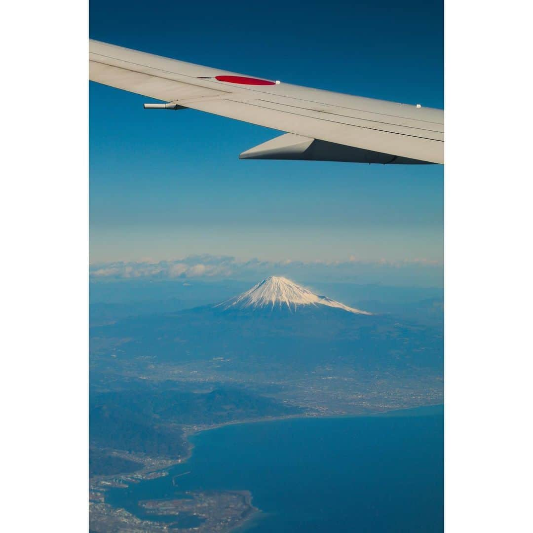 岩原大起のインスタグラム：「過去に撮った富士フォト  ①2020/02/23 大阪→東京 機内 ②2020/01/26 スカイツリー×富士 ③2020/01/19 SHIBUYA SKY展望台 ④2018/12/01 箱根 大涌谷 ⑤2016/05/14 東京→高知 機内  #2月23日 #富士山の日 #富士山  #camera #canon #5dmarkiv  #photography #japan #mtfuji  #fujiyama #shibuyasky #0223 #🗻」