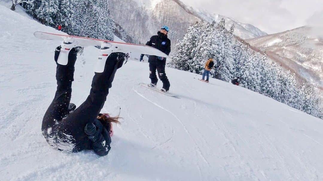 hoshinofumikaのインスタグラム：「メンズには出せないかっこよさ 、きっとガールズにはある気がする🤍🏂 信じてやるのみ！ 打倒谷口尊人！！🔥 サラッとブチ勝つ日を目指して🙋‍♀️ 応援宜しくお願いします📣 動画は @fumika_hoshino のプロフィールリンクから✔️ 目回ったwwww 女子のみんな💜！ イケてるスノーボーダーに一緒になろ！！😎💓💋 . . . .  #snowboarding #snowboard #snow #winter #japan #ootd #スノーボード #スノボ #スノボー #スノボ女子 #スノボ好きな人と繋がりたい #冬 #スキー場 #スキー #グラトリ　#谷口尊人 #下剋上 #小技」