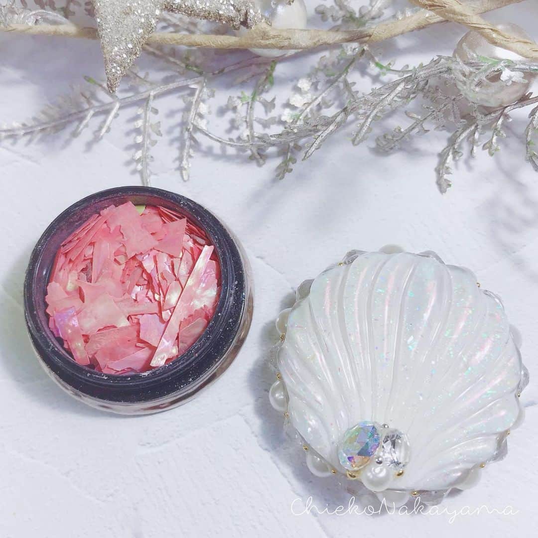 なかやまちえこのインスタグラム：「NAIL EXでデコしている @prexyofficial のシェルケース🐚✨⠀ ⠀ PREGEL・Betty gel・きまぐれキャット・PREANFA・PREXY商品は、⠀ ネイリストの方は↓ ⠀ プリモール @nail_premall ⠀ http://gelnailshop.com/ ⠀ キャンディポケット @candypocket_official ⠀ http://www.beautysupport.jp/sm/script_main/shoptop.php ⠀ セルフの方は↓ ⠀ ジョイアート @joyartofficial ⠀ http://joyart.biz/ ⠀ ⠀ にて購入頂けます☺️⠀  #nail #nails #nailart #ネイル #美甲 #ネイルアート  #japanesenailart #manucure #japanesenails #manicurist #gelnails #أظافر #네일아트 #미용 #vẽmóng #ngườiđẹp  #เพ้นท์เล็บ #искусствоногтя #artedeuñas #เพ้นท์เล็บเจล #ジェルネイルデザイン #ネイルデザイン #senikuku #nagelkunst #デコレーション @prexyofficial @nailex_official @pregelofficial @kimagure_cat_whim @bettygel_official」