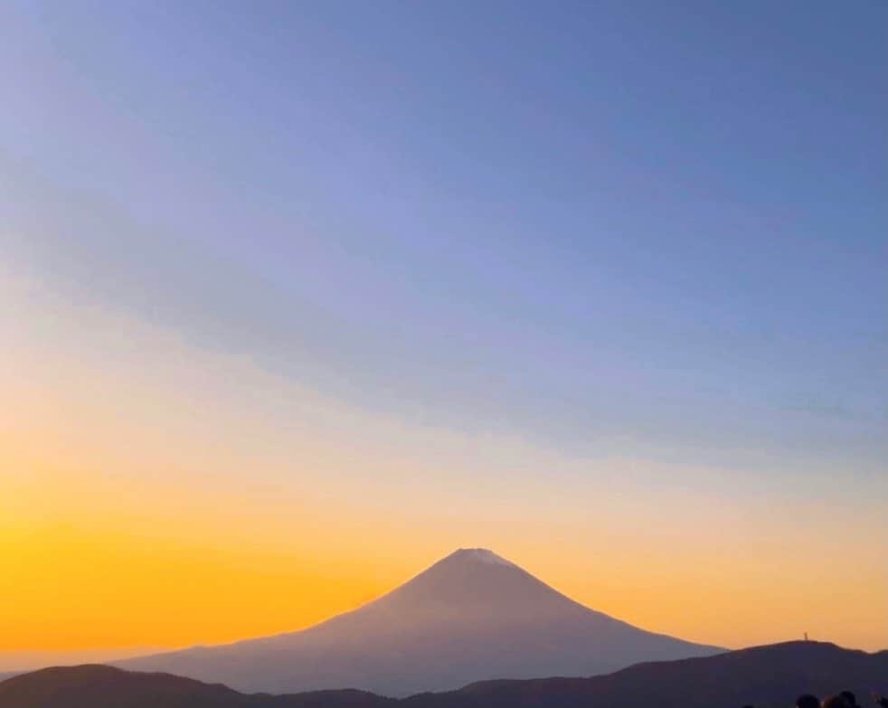 若林有子さんのインスタグラム写真 - (若林有子Instagram)「. 今日、2月23日は富士山の日だそう🗻  東京にいると富士山ってよく見えるんだ！というのが 上京してから驚いたことのひとつです。  天気がいい日に富士山が見えると、 それだけで爽快な気分になります😊 いつ見ても雄大でかっこいいですよね！  人生で一度は登頂してみたいなぁ  #いつの日か愉快な友人たちが撮ってくれました #良い写真がたくさんあって1枚に絞れず #夕焼けに富士山はハズレなし  #富士山 #富士山の日  #若林有子 #アナウンサー」2月23日 18時48分 - wakabayashiyuko_