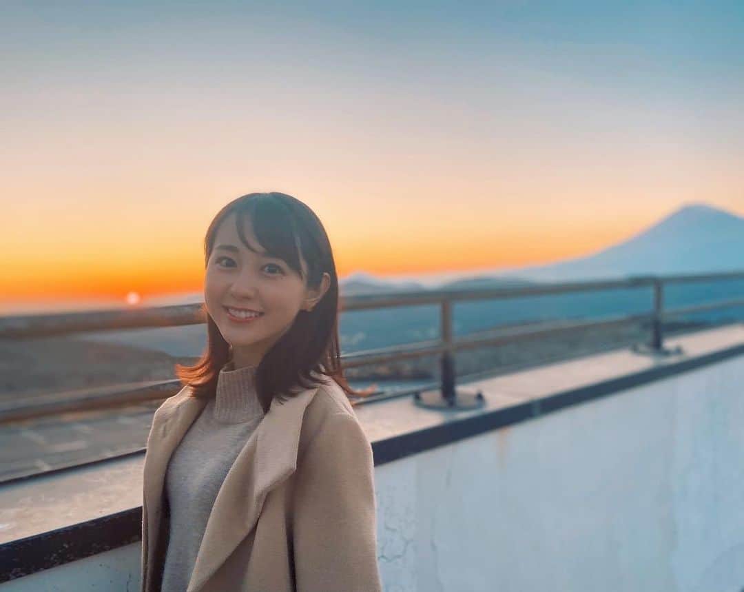 若林有子さんのインスタグラム写真 - (若林有子Instagram)「. 今日、2月23日は富士山の日だそう🗻  東京にいると富士山ってよく見えるんだ！というのが 上京してから驚いたことのひとつです。  天気がいい日に富士山が見えると、 それだけで爽快な気分になります😊 いつ見ても雄大でかっこいいですよね！  人生で一度は登頂してみたいなぁ  #いつの日か愉快な友人たちが撮ってくれました #良い写真がたくさんあって1枚に絞れず #夕焼けに富士山はハズレなし  #富士山 #富士山の日  #若林有子 #アナウンサー」2月23日 18時48分 - wakabayashiyuko_