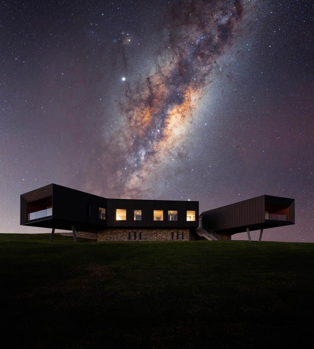 Australiaさんのインスタグラム写真 - (AustraliaInstagram)「When your holiday accommodation is lit by the Milky Way 🙌 💫  @knightysphotography captured this incredible shot of @dovecote, a luxury ocean-front farm stay in @visitnsw. This incredible accommodation sits on 150 acres in #Gerringong, less than a two-hour drive from @sydney and just 10-minutes from @kiamansw. As well as epic views, the property has private access to #WerriBeach, and the #Kiama coastal trail. Fun fact: If this house looks familiar it's because it's from the film The Invisible Man 🎬  #seeaustralia #NewSouthWales #holidayherethisyear」2月23日 19時00分 - australia