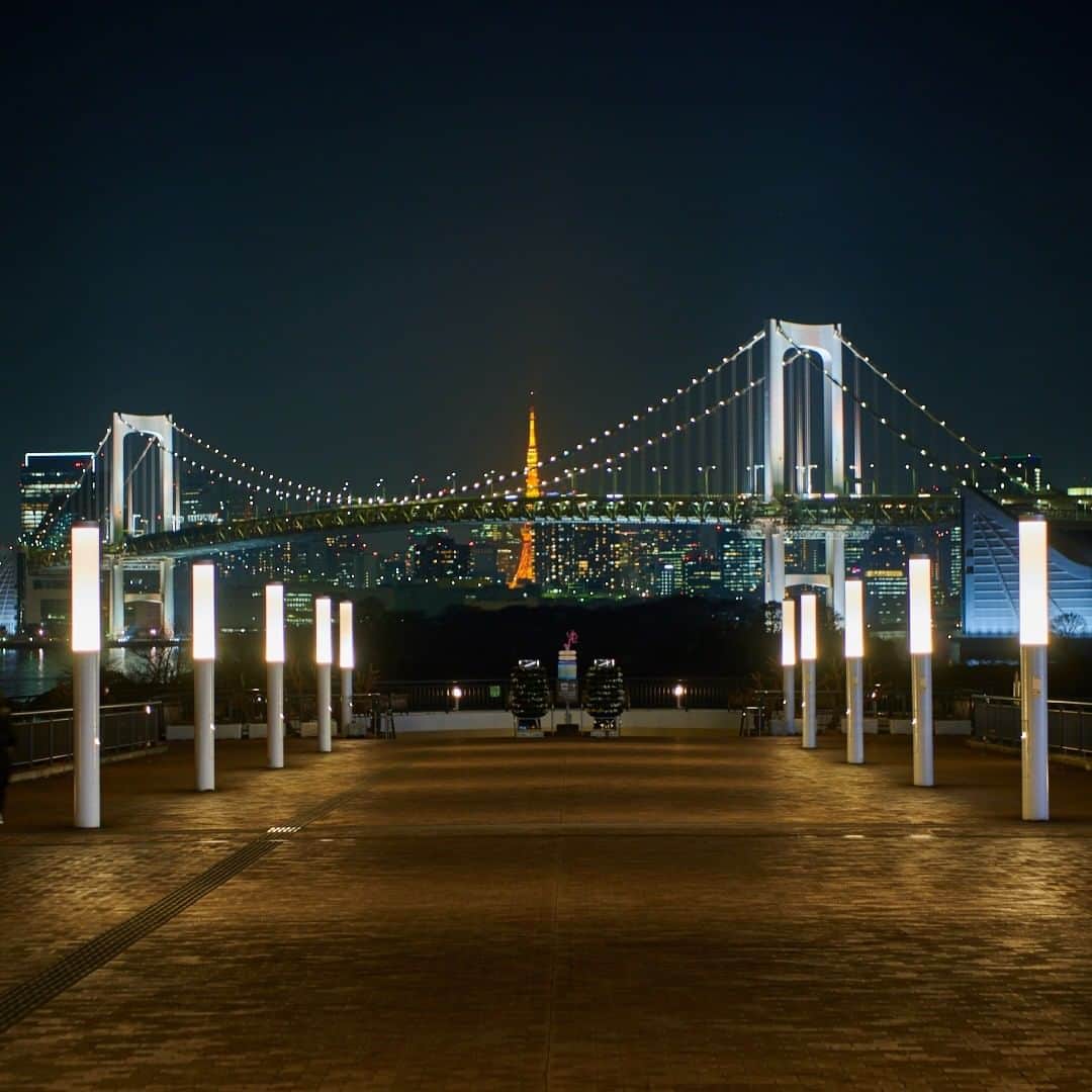 アクアシティお台場/AQUA CiTY ODAIBAさんのインスタグラム写真 - (アクアシティお台場/AQUA CiTY ODAIBAInstagram)「・ 【お台場さんぽ】 ・ アクアシティお台場から、LOVEのイルミネーションを抜けてプロムナードへ。夜のプロムナードは、東京タワーとレインボーブリッジ、街灯が整然と並んだ都会的な雰囲気。美しい夜景に気持ちが華やぎます。 ・ アクアシティお台場 @aquacity_odaiba_official ・ #アクアシティお台場 #お台場散歩 #東京散歩 #お台場景色 #お台場風景 #景色 #風景 #夜景 #yakei #夜景倶楽部 #夜景写真 #東京夜景 #レインボーブリッジ #raibowbridge #東京タワー #tokyotower #自由の女神 #thestatueofliberty #nightview #お台場デート #aquacityodaiba #お台場 #アクアシティ #東京リゾー島 #odaiba #aquacity #台場 #daiba #tokyo #japan」2月23日 19時00分 - aquacity_odaiba_official