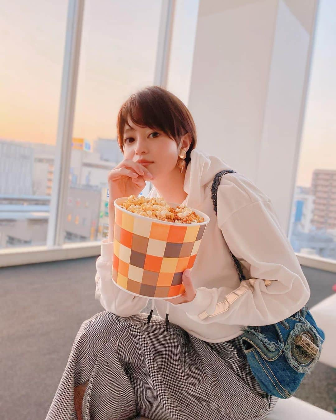 小林涼子さんのインスタグラム写真 - (小林涼子Instagram)「. 久々の映画館🎬 架純ちゃんの #花束みたいな恋をした 見ちゃった . あの時、肩越しに感じた匂いとか 背中につぶやいた想いとか 私の記憶をノックしてきて 坂本さんの紡ぐ言葉、好きだなぁ いつかご一緒したいなぁって 🍿 にしても、映画館のポップコーンって 特別に感じるのは、なんでだろうね キャラメルの沢山かかったアタリばっかり食べて 怒られるタイプです 🍿 #映画 #ポップコーン #キャラメルポップコーン #明日からまた頑張ろう」2月23日 19時00分 - ryoko_kobayashi_ryoko