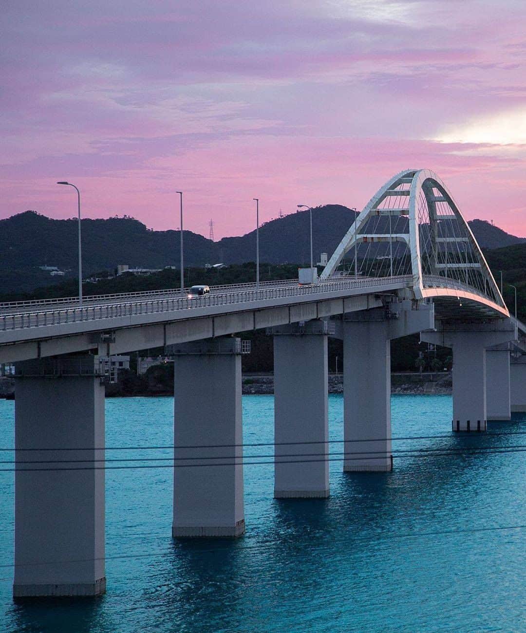 Be.okinawaのインスタグラム：「You’ll want to cross over the bridge to see a beautiful sunrise! What a fun way to begin your day!  📍: Sesoko Bridge / Sesoko Island 📷: @atsushi_bluesea Thank you very much for the wonderful photos!  Thanks to "Sesoko Bridge," which connects Okinawa main island and Sesoko Island, local people’s lifestyles became much easier. Having a convenient access to surrounding islands is a part of the attractiveness of Okinawa, but why not contemplate the lifestyle of those islands a bit?  Tag your own photos from your past memories in Okinawa with #visitokinawa / #beokinawa to give us permission to repost!  #瀬底大橋 #sesokobridge #세소코오하시대교 #瀬底島 #sesokoisland #瀨底島 #세소코섬 #bridge #longbridge #seaside #japan #travelgram #instatravel #okinawa #doyoutravel #japan_of_insta #passportready #japantrip #traveldestination #okinawajapan #okinawatrip #沖縄 #沖繩 #오키나와 #旅行 #여행 #打卡 #여행스타그램」