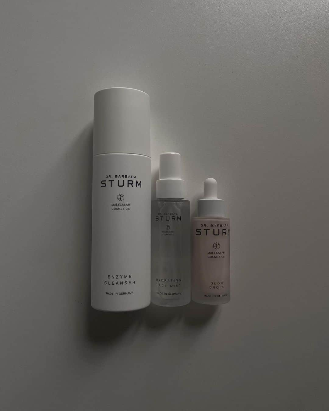 エレオノーラ・カリシのインスタグラム：「Three new allies to try this week from Dr. Barbara Sturm, which I have been using for years. A cleansing foam and gentle enzymatic peel in one, this finely grained powder creates a soft foam when mixed with water, allowing it to cleanse intensively yet gently  + The hydrating face mist provides an invigorating, on-the-go freshness boost to give your skin a natural glow + The #glowdrops enriched with an extract of polygonum bistorta root to even out skin tone and wild rose extract to refine pores #ChoiceOfTheWeek @drbarbarasturm」