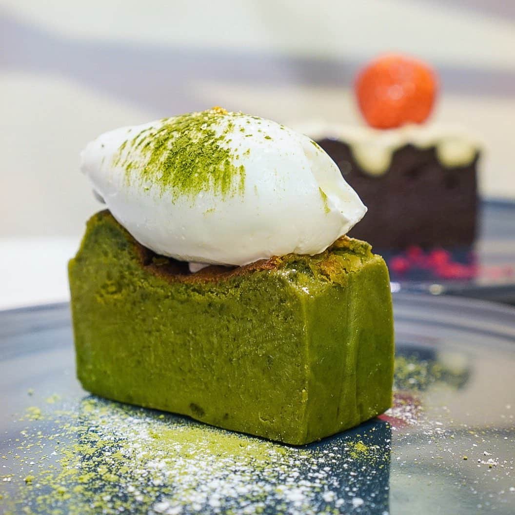 のインスタグラム：「⠀ ＼ 吉祥寺の抹茶スイーツ ꪔ̤̮♥ ／﻿ ﻿  cafe&wedding22﻿ ◇抹茶ガトーショコラ 630円﻿ ◇とろけるホットガトーショコラ 650円﻿ ※期間限定﻿ ﻿ をいただきました🍵﻿ ﻿ ウエディングパーティーでも使える﻿ 吉祥寺のカフェダイニング☺︎﻿ ﻿ 濃厚な抹茶テリーヌと温かいとろけるガトーショコラを食べました🤤﻿ ﻿ お誕生日祝いをしてる方がたくさんいた😌💐﻿ 地下の店内は暗くて﻿ 写真あんまり綺麗に撮れなかった🥲💚﻿ あと抹茶は公式写真みたいに 中トロッとしてなくて 全体的に固かった🥺 チョコの方も真ん中とろっとしてなかったよ🥲 ごちそうさまでした✨ ⠀ #cafeandwedding22 #カフェアンドウエディング22 #抹茶スイーツ #抹茶のガトーショコラ #matcha #吉祥寺 #吉祥寺カフェ #吉祥寺ランチ #吉祥寺グルメ #東京カフェ #カフェ巡り」