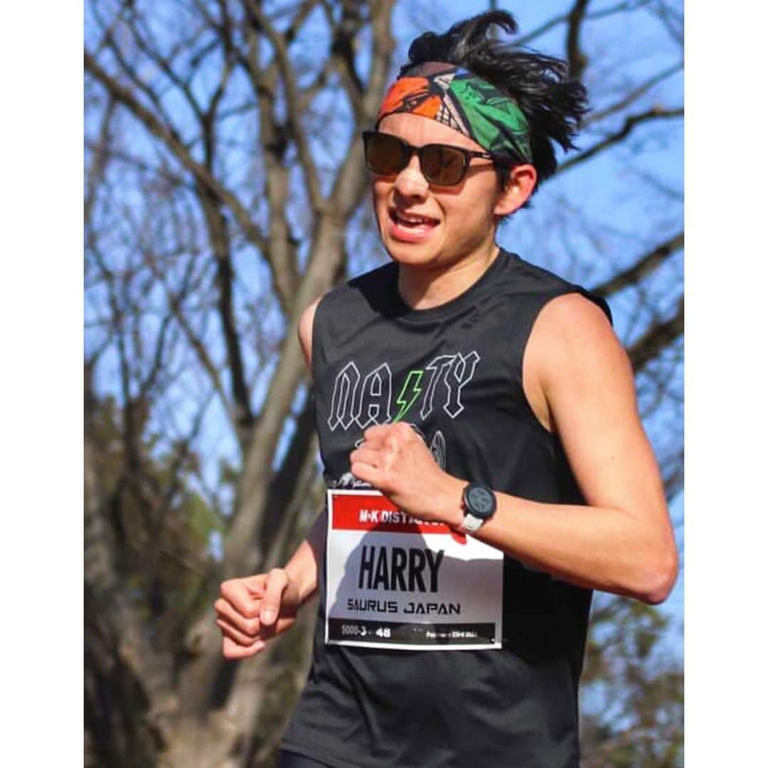 ハリー杉山のインスタグラム：「久しぶりのレース🕺🏻 5000mはトラック自己ベスト 18:26! 強風の中PBは嬉しいけど、正直根性で ペーサーさんにかじりついて出た記録で、フォーム崩壊全てボロボロでした😵なかなか上手くいかないですね 笑  もっと自分の身体と向き合いたい！ 声かけてくださった皆さんありがとうございます！そしてお疲れ様でした〜  5000m PB 18:26 feeling good but still a lot to be desired. my form was on the edge of terrible with no control.   keep on tryin'  photos by @nattoumari   #mkdistance #teamnastyrun  #eyevol #garmin #running  #5krun #5kpb」