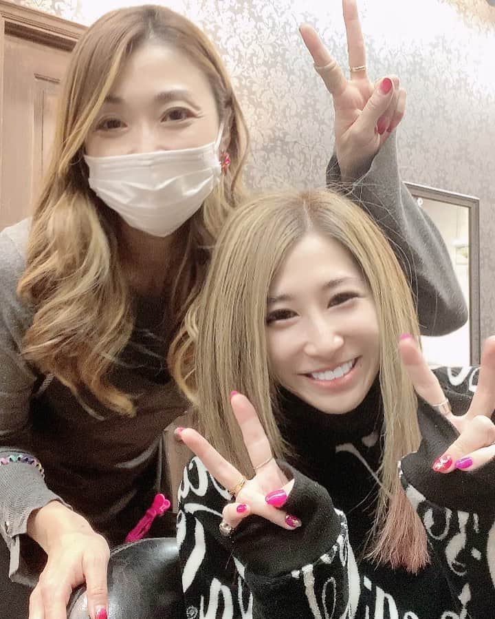 赤崎ティナ（西浦舞由美）のインスタグラム：「もはや久しぶりのメンテナンスに陽気でしかない。 まぢでいっつもワガママ🤱 MAYさんありがとうございます😭 #イメチェン　#ハイトーン　#インナーカラー　は、赤からピンクになったのでそのまま！　 シンガーの時だけアミアミすることにしました！ 傷んだところも切って大好きなワンレンスタイルに🧏‍♀️✴︎ #メンテナンス #静止画と思わせて動画  #六本木 #ハイトーンカラー  #ハイライト 全頭ブリーチじゃないよ #インナーカラー #HAYATO #ワンレン #コカコーラ　安定の #すっぴん @hayatotokyoroppongi 💕 @mayuko.nz 🧏‍♀️💕 #赤崎ティナ #シンガーソングライター #ママのダイヤモンド #クレティナ」