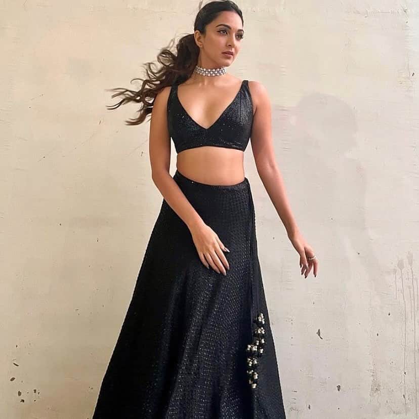 Indianstreetfashionのインスタグラム：「Kiara Advani 🖤 being a total babe in a black lehenga 💯 #indianstreetfashion @indianstreetfashion #indianwedding #weddings #weddingsupplier #wedding #weddingsofinstagram #instawedding  #bridesofindia #bridesofinstagram #indianbridaloutfit #bridaloutfit #weddinglook  #bridestyle #weddingtrend #jewellery #weddinginspo #weddingplanner #weddingblogger #destinationwedding #weddingchoreography #couture #weddingjewellery #weddingshopping #weddingseason #indiandesigner」