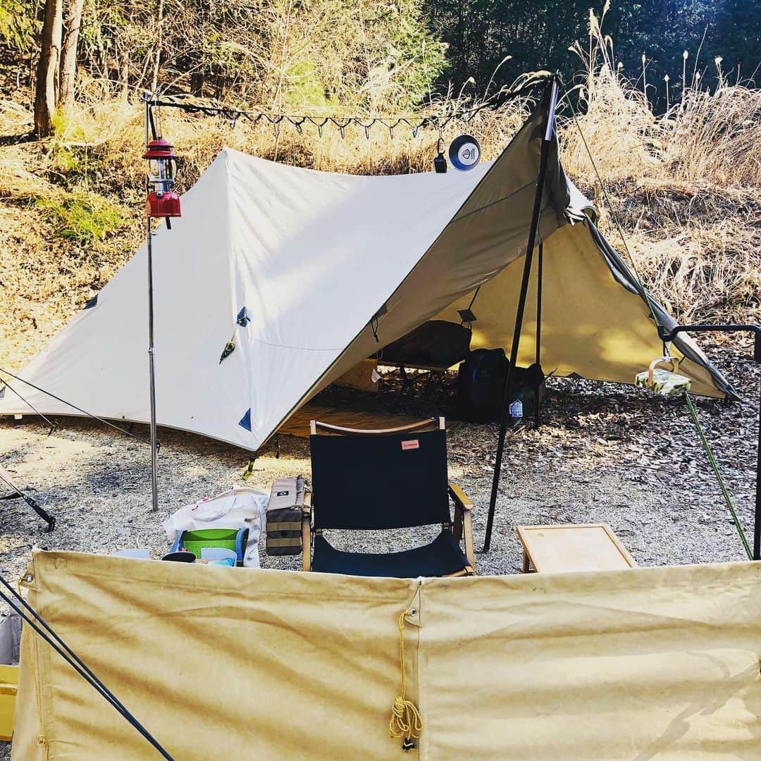 井澤惇のインスタグラム：「新幕Hideout Tcの貼り方がなんとなくわかってきた！秘密基地スタイル気に入ってます。 #maagz  #maagzstyles_rapca  #サイドストレージ  #hideouttc  #鎌倉天幕 #200A」