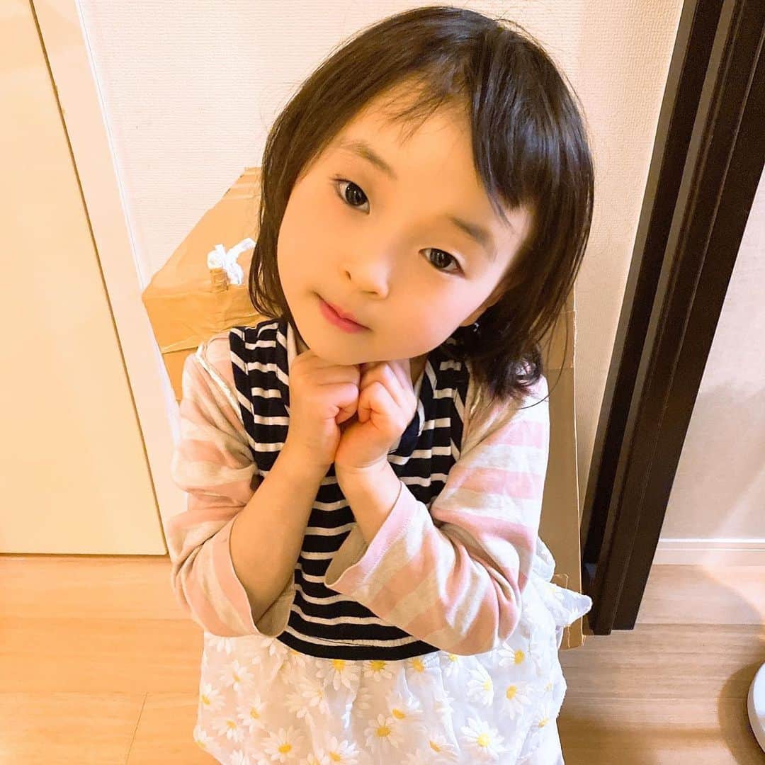 高村凛のインスタグラム：「鬼滅の刃ごっこ✨  炭治郎の箱を作って背負う梨央奈さん😁  ついでに胡蝶しのぶの真似もしてみたよ🤣  #鬼滅の刃 #鬼滅の刃ごっこ #5歳 #双子 #2卵生双生児 #胡蝶しのぶ #竈門炭治郎」