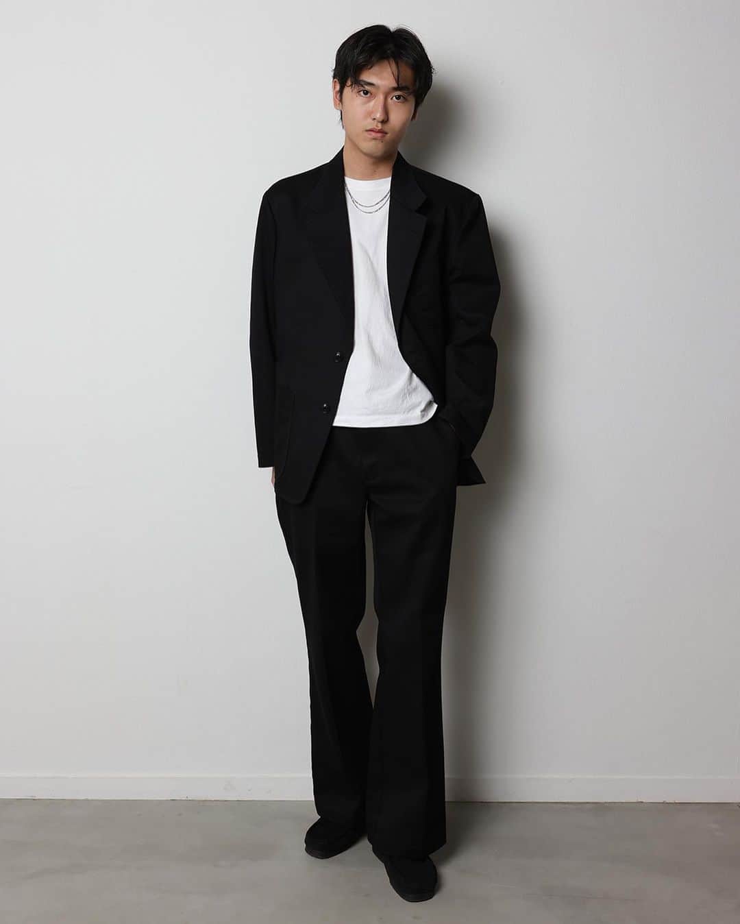 のインスタグラム：「【Info 】﻿ ＜Dickies × The StylistJapan × POGGYTHEMAN＞﻿ ﻿ 小木“Poggy”基史氏によるディレクションサポート、アドバイザーとして参画した﻿＜Dickies＞と ＜The Stylistjapan＞のコラボレーションを2月27日（土）にユナイテッドアローズ＆サンズで先行発売いたします。﻿ スタイリストの大久保篤志氏がファッションを楽しむ若い人にスーツの面白さを伝えたいというコンセプトのもと、立ち上げた＜The Stylistjapan＞とアメリカを代表するワークブランド＜Dickies＞との定番コラボレーション企画に、今回新たに小木“Poggy”基史氏がディレクションサポート、アドバイザーとして参画。﻿ ジャケットは襟のゴージラインを下げ、肩幅を大きめに取り、従来のモデルより身幅をスッキリとした形状にしています。﻿ また、パンツはセミフレアにすることで全体的に流れるようなシルエットを演出。素材もライトウェイトのものを採用しているため、より軽くしなやかな印象を与えてくれます。さらに今回は定番のカラーリングに加えて、＜Dickies＞としては珍しいカイハラデニムの生地を使用したモデルもラインナップいたします。﻿  発売初日(14:00-17:00)には大久保篤志氏と 小木“Poggy”基史氏が、感染対策に細心の注意を払いながら、お客様をお出迎えいたします。貴重な機会となりますのでぜひご期待ください。﻿ ※状況に応じて変更になる可能性がございます。予め、ご了承ください。﻿  #Dickies﻿ #TheStylistjapan﻿ #POGGYTHEMAN﻿ #UnitedArrowsAndSons」