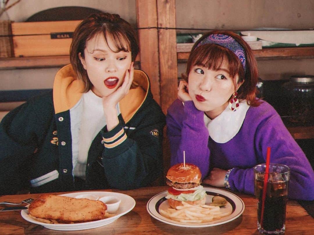 MiracleVellMagicのインスタグラム：「Here, baby. It’s your favorite french fries. 🍟 かわいくてかわいくて、アーンしちゃったりなんかして。🤏🏻  with @mocaparty2  📷: @ayatogram01」