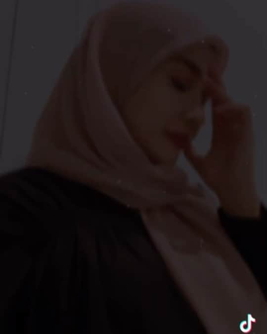 Zaskia Sungkarのインスタグラム：「Akhirnya update tiktok 🐛 mager bgt parahhh trimester 3 ini maunya rebahan .. liat hp mual lagi kyk trimester 1 , badan pegel2 , ada yg samaan🤣 ?   Rasanya mau culik mba mba pijit biar dirumah ampe lahiran 🐛」