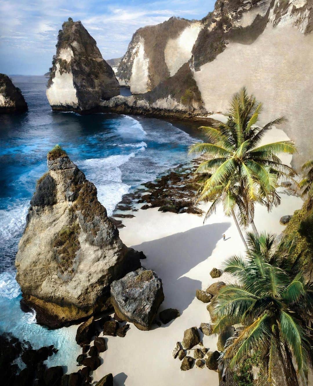 Canon Photographyのインスタグラム：「Nusa Penida, Bali Photography // @merrwatson  Curated by @henry.nathan  #bali #indonesia #beach #palmtrees #cliff」