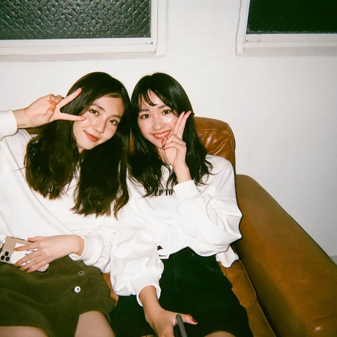 広瀬まのか︎さんのインスタグラム写真 - (広瀬まのか︎Instagram)「明日から﻿ 学校のテストなので﻿ ﻿ 撮影の合間にお勉強してました🌝﻿ ほぼできてないけど。 ‬﻿ ﻿ 私のカメラで撮ったfilmたち📸﻿ 1枚目以外、見たことあるかもだけど好きなので載せちゃう〜﻿ ﻿ ﻿ #ニコラ #ニコモ #阿部ここは #組橋星奈 #宮本和奏 #広瀬まのか  #film #フィルムカメラ」2月23日 19時04分 - manoka_hirose