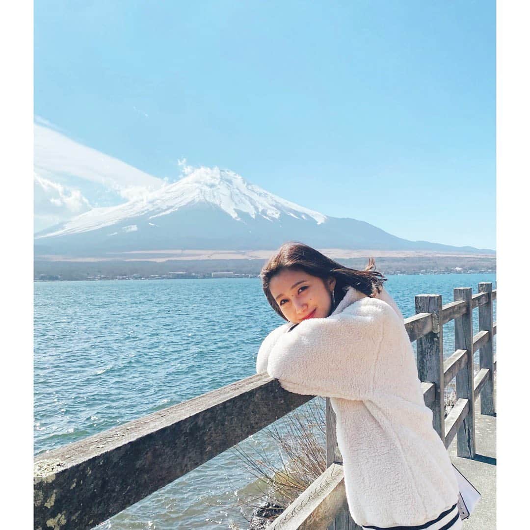 近藤夏子さんのインスタグラム写真 - (近藤夏子Instagram)「.   Nスタでもやっていましたが〜 ２月２３日の今日は 「富士山の日」でもあるそうです🗻 　 ということで、富士山と撮った写真を発掘🗻笑 　  もう少し暖かくなったら のんびり行きたいな〜🤍🤍 　 . #富士山の日 #昔漢字テストでふじさんとひらがなで書いてあって横に漢字で書きなさい ってあって #ひらがなで書いてあるとどしても富士山ではなくて #人の名前のフジさんしか出てこなくて #書けなかったのを思い出しました  #もっこもこのパーカー #あったかいんだからあ」2月23日 19時04分 - kondokako0804
