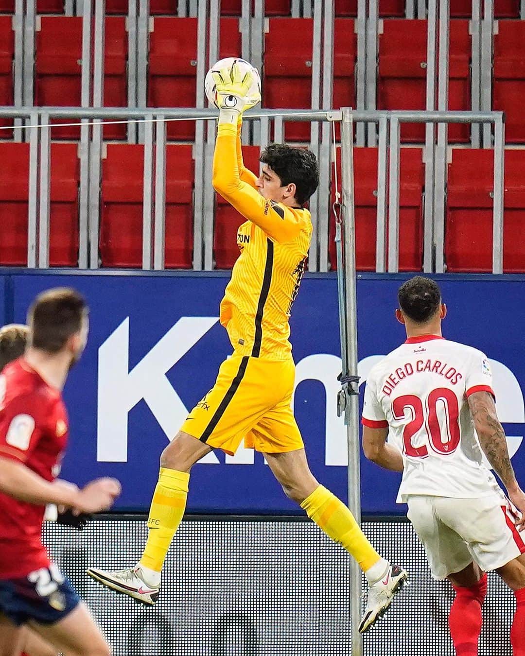 セビージャFCのインスタグラム：「ɪ ʙᴇʟɪᴇᴠᴇ ɪ ᴄᴀɴ ꜰʟʏ 🦸🏽‍♂️   #goalkeeper #bono #sevillafc #laliga」