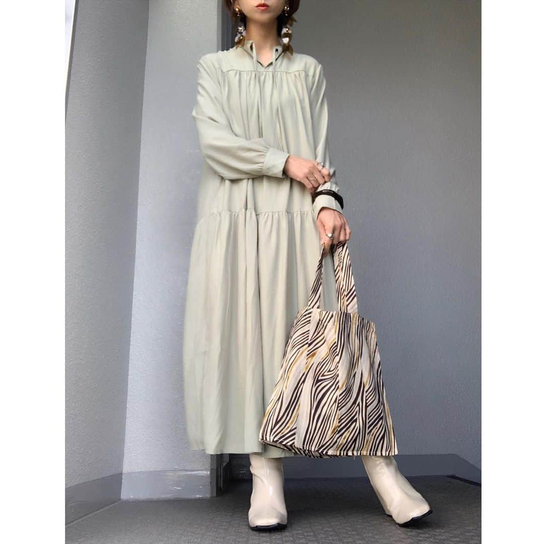 のインスタグラム：「@pierrot_shop さんの春カラーワンピ🤍 ふんわりふわふわAラインシルエットが春っぽくてキュン‧✧̣̥̇‧ しかもノンストレスで楽チン🥰  前後2wayで着れるのも嬉しい🤍 スウェットとかカーデ合わせて後ろリボンちょこんと出しても絶対可愛い--😆🤍!!  お手入れが簡単なポリ素材も好きポイント‧✧̣̥̇‧  ボアジレとの相性も抜群だった!! めちゃくちゃ着回せるな🤔🤍🤍🤍  dress➸#pierrot_shop  gilet➸#ku_um  boots➸#sly bag➸#todayful  pierce➸#ateliermerci   #pierrot #ピエロアンバサダー ＃2wayギャザーワンピース(ks2011-031614)  #code  #coordinate #ootd #outfit #mylook #ママ #コーデ  #mineby3mootd #like4like #お洒落さんと繋がりたい #ビュースタグラマー #ponte_fashion  #pr #chao_app  #156cm #156cmコーデ  #ショート #ショートヘア #ショートボブ」