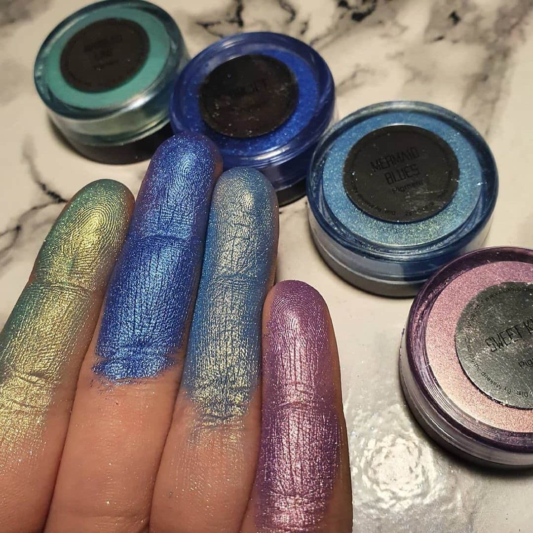 Makeup Addiction Cosmeticsさんのインスタグラム写真 - (Makeup Addiction CosmeticsInstagram)「@makeupchloe94 showing off her  @makeupaddictioncosmetics pigments 🤩😍 how beautiful are these colours! We have marbled lime, ink jet, mermaid blues and sweet kiss. Which one is your favourite? 💙  #makeupideas #makeupinspiration #makeupideas #makeupaddiction #makeupaddictioncosmetics #wakeupandmakeup #makeupobsessed #pigments #glitter」2月23日 19時06分 - makeupaddictioncosmetics