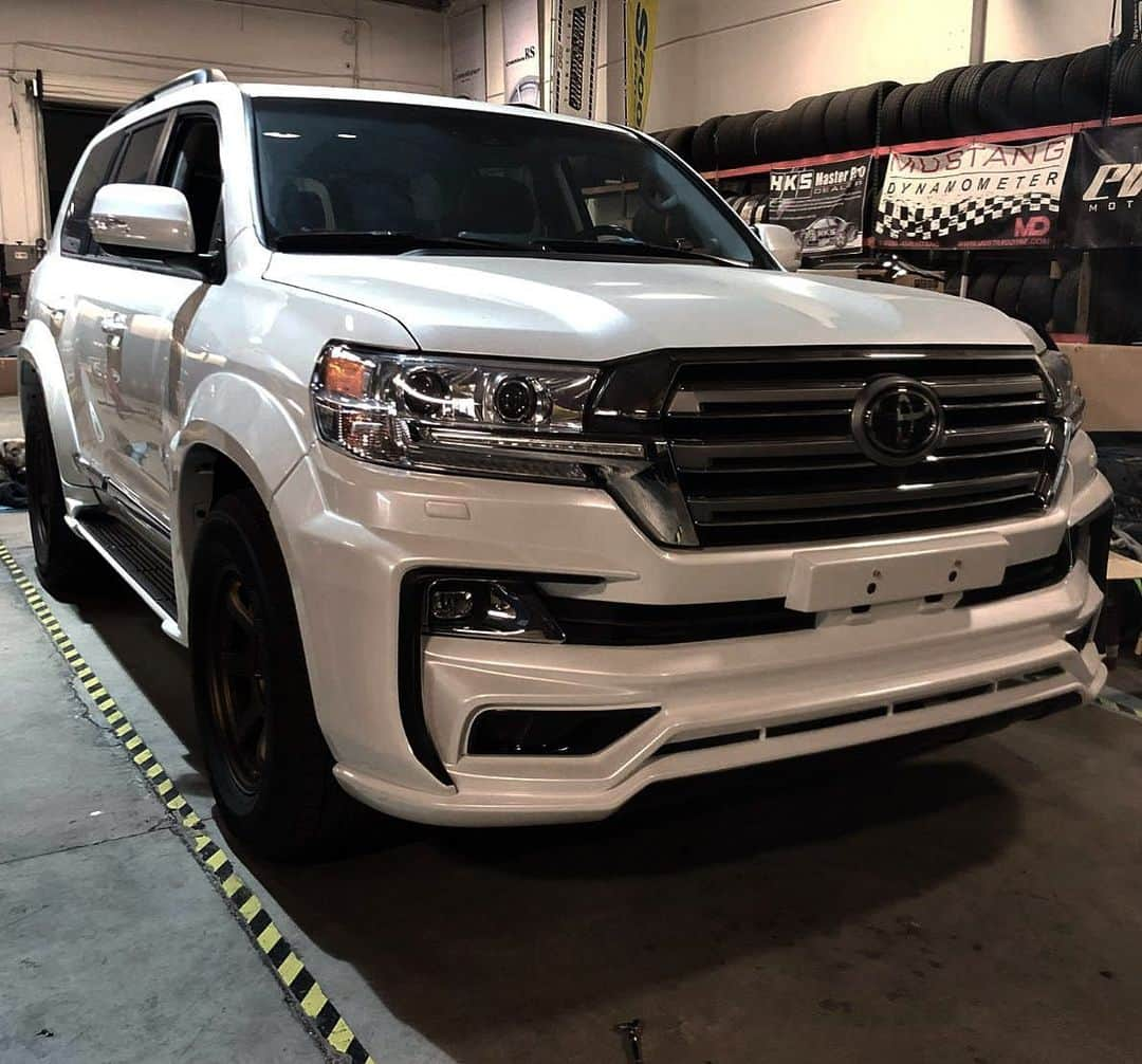 Spirits Artisanさんのインスタグラム写真 - (Spirits ArtisanInstagram)「TOYOTA LANDCRUISER 200 body kit：Artisanspirits/// Sportsline blacklabel #toyota #landcruiser #toyotalandcruiser  #as #asms #artisanspirits #butlertire #jworksunlimited #premierautowerkz #suvproject #kanooperformance #car_life_staff  #トラウム #車庫小舗 #nigeljdmparts #datasystem #advanced_auto_performance  #mr__lexus #jackspna #ottoautoservice #evasivemotorsports」2月23日 19時07分 - artisan_spirits