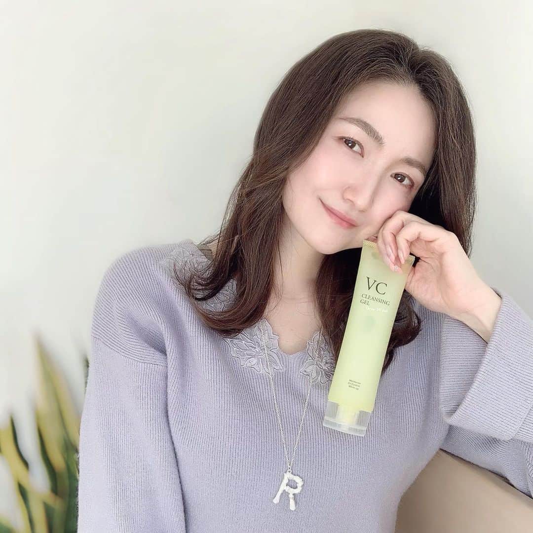 リナのインスタグラム：「毛穴のつまりが気になったので、 "蒟蒻ボール"配合のクレンジングを使い始めたよ🌟  ソルトとかシュガーのスクラブは使ったことがあったけど、 蒟蒻ボールのスクラブは初めて⭐︎  毛穴につまったメイク汚れも 蒟蒻ボールでやさしくオフしてくれるから、肌への負担を感じにくいよ👍  他にも、 乳酸菌やビタミンACE配合で エイジングケアやくすみ毛穴毛穴ケアまで出来ちゃうんだって♪  柔らかすぎず… 硬すぎずのちょうどいいテクスチャーなので クレンジングTimeも楽しくなるよ🚿  パラベン、エタノール、着色料など 7つの無添加なので、 敏感な時でも使いやすいと思う😊 ...................................................... @loro_schon  #ロロシューン #クレンジング #洗顔 #美容 #スキンケア #プチプラ #PR #蒟蒻クレンジング #ビタミンc #素肌美人」