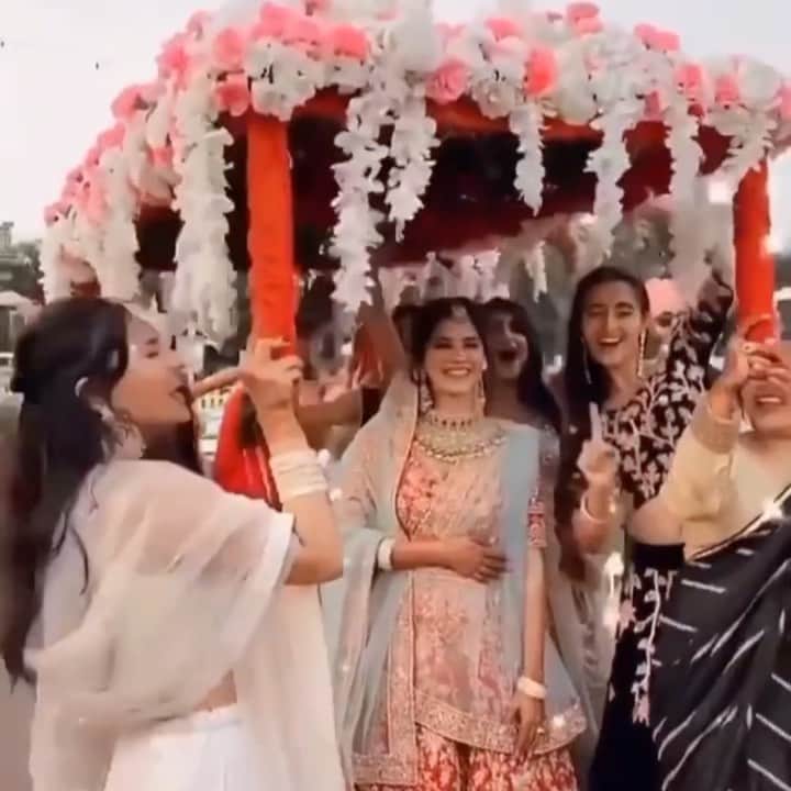 Indianstreetfashionのインスタグラム：「Tag your girl squad .. you know you want to 🥰😎 #indianstreetfashion @indianstreetfashion #indianwedding #weddings #weddingsupplier #wedding #weddingsofinstagram #instawedding  #bridesofindia #bridesofinstagram #indianbridaloutfit #bridaloutfit #weddinglook  #bridestyle #weddingtrend #jewellery #weddinginspo #weddingplanner #weddingblogger #destinationwedding #weddingchoreography #couture #weddingjewellery #weddingshopping #weddingseason #indiandesigner @shetroublemaker」