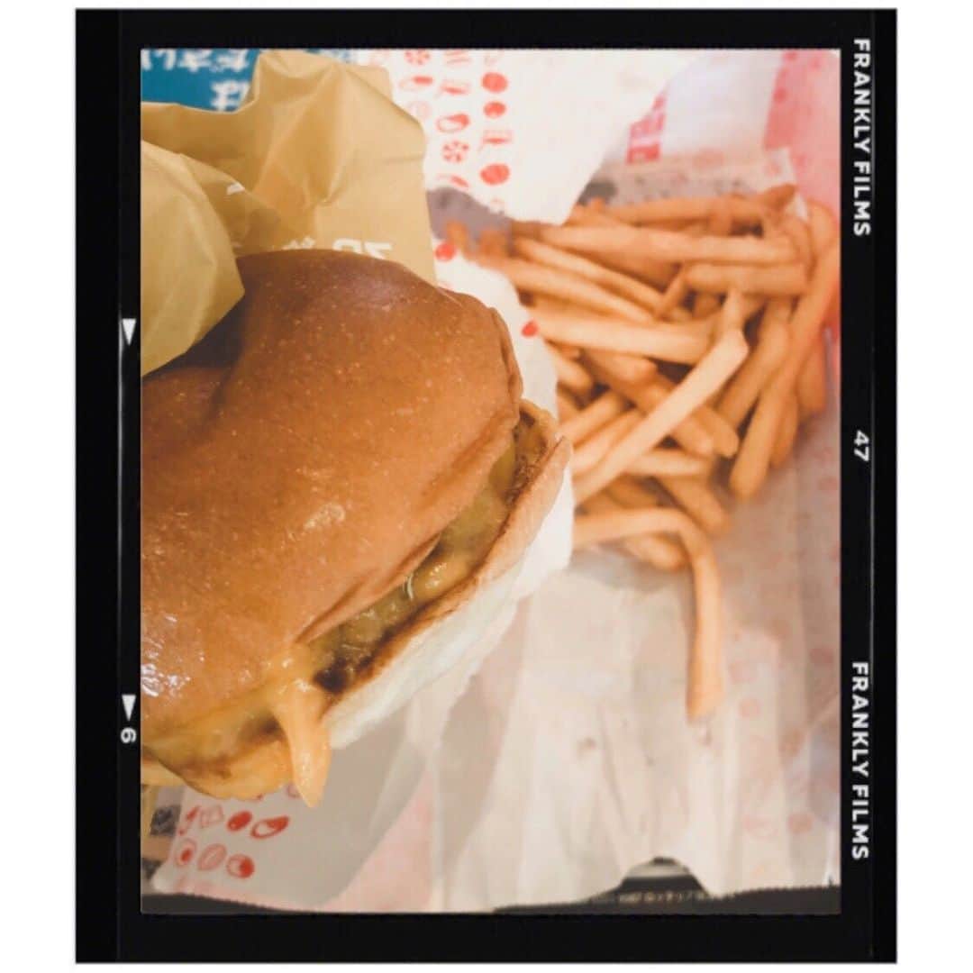 的場絢香さんのインスタグラム写真 - (的場絢香Instagram)「*﻿ ﻿ ロッテリア食べてニッコリ〜！﻿ 嬉しくてお店の前で写真撮ってもらった✌︎(笑)﻿ ﻿ いつも決まって絶品チーズバーガーと﻿ ふるポテ(バター醤油味)🍔🍟﻿！ 美味しいのよね。好きー。﻿ ﻿ _ _ _ #ロッテリア」2月23日 19時17分 - ayaka_matoba