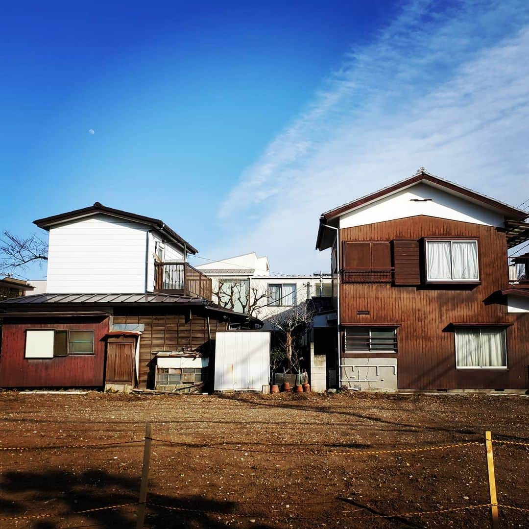 ANI のインスタグラム：「近所にデカめの空き地が出現してた。その奥に渋い昭和の家屋も出現してた。このタイプの家って新しく作らなそうなんで、見るとちょっとうれしいです。」